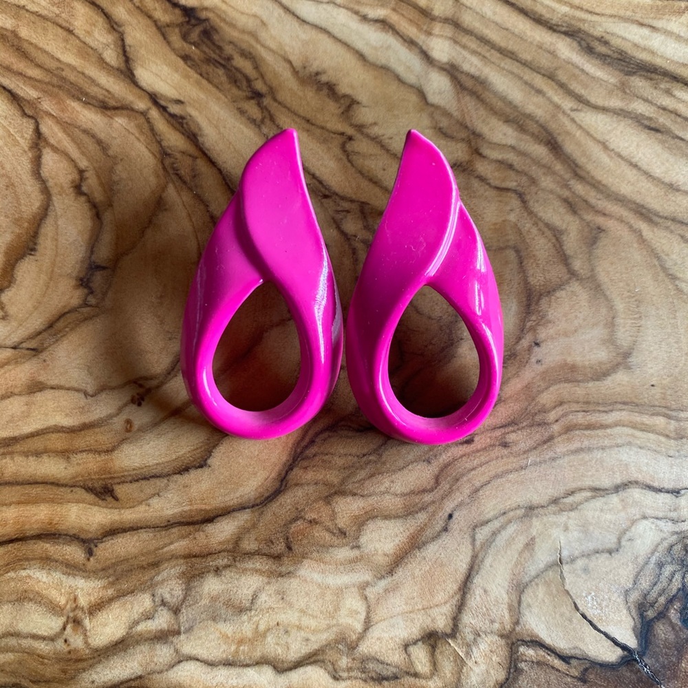 Vintage 1980s Hot pink tear drop earrings